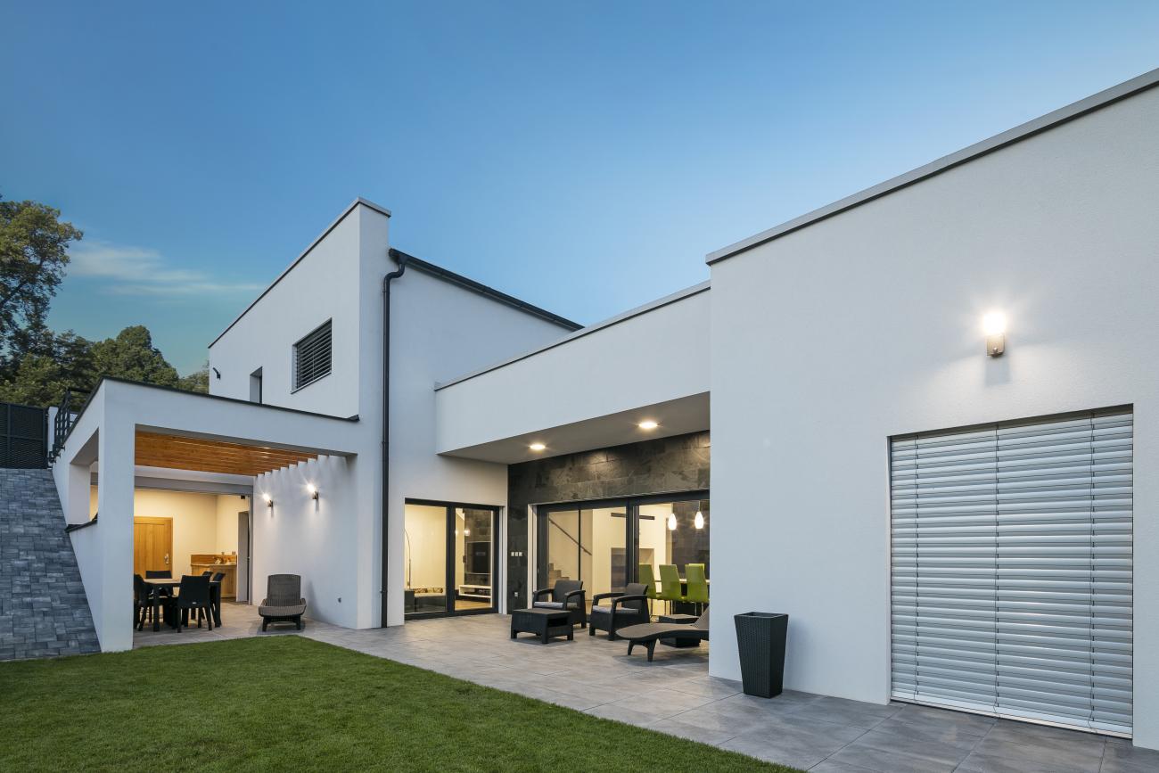 Bei modernen Bauwerken sind Fenster in modernen Farbausführungen gefragt. Graue Farbtöne im Kontrast mit einer hellen Fassade gewähren den Fenstern die gebührliche Eleganz.