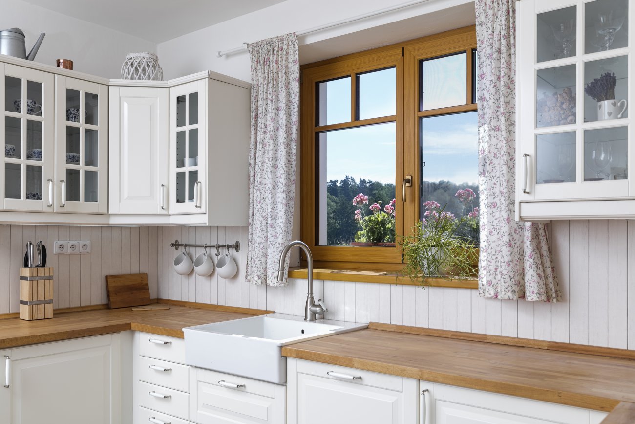 Auch Kunststofffenster können Holz treu nachahmen. Wählen Sie den richtigen Dekor und stimmen Sie Ihr Haus bis ins kleinste Detail ab. 