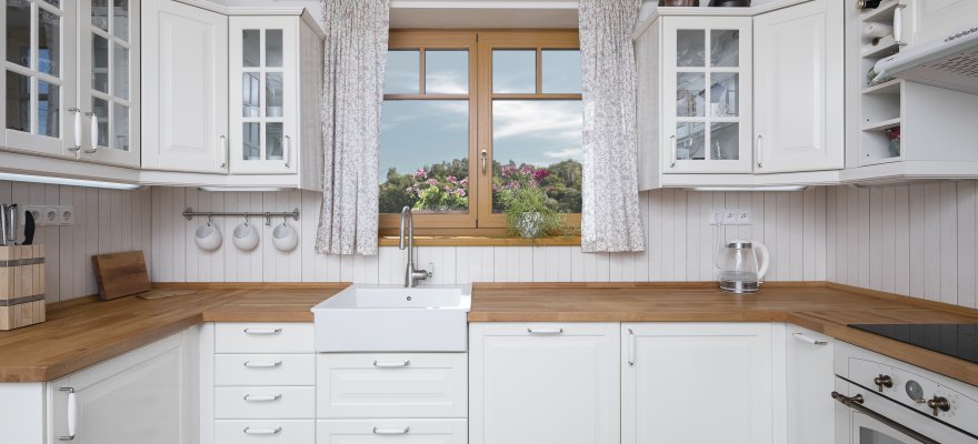 Auch Kunststofffenster können Holz treu nachahmen. Wählen Sie den richtigen Dekor und stimmen Sie Ihr Haus bis ins kleinste Detail ab. 